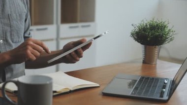 Genç adam ev ofis içinde laptop ile çalışma