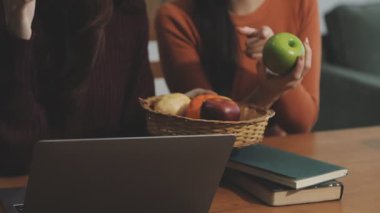 Arkadaşlar yemek yiyor.