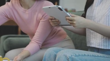 Genç Asyalı kadın dijital tablet kullanma