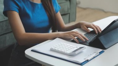 dizüstü bilgisayarda çalışan kadın