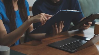 Genç kadın ofiste dijital tablet kullanma.