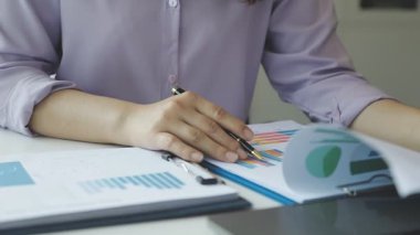 İş adamları ofiste mali plan ve çizelgeleri tartışıyor.