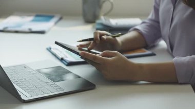 Tablet ve dizüstü bilgisayar kullanan kadın