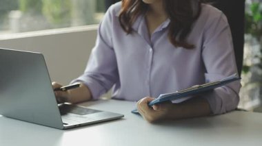 Bilgisayarla çalışan iş kadını