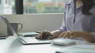 Dizüstü bilgisayar kullanma office iş kadını