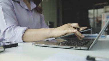İş kadını Laptop 'ta çalışıyor