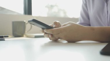 İşyerinde Smartphone kullanan kadın