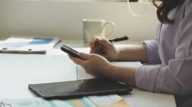 Kafede akıllı telefon kullanan kadın