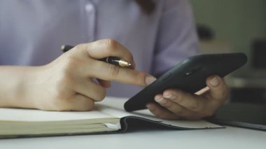 Akıllı telefon kullanan kadın