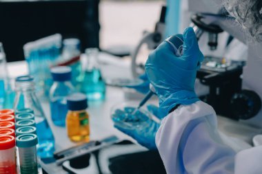 Laboratuvardaki kimyagerler kozmetik ürünler geliştiriyor, kalite ve etkinlik için formülleri test ediyor ve analiz ediyorlar..