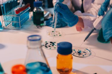 Laboratuvardaki kimyagerler kozmetik ürünler geliştiriyor, kalite ve etkinlik için formülleri test ediyor ve analiz ediyorlar..