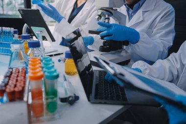 Laboratuvardaki kimyagerler kozmetik ürünler geliştiriyor, kalite ve etkinlik için formülleri test ediyor ve analiz ediyorlar..