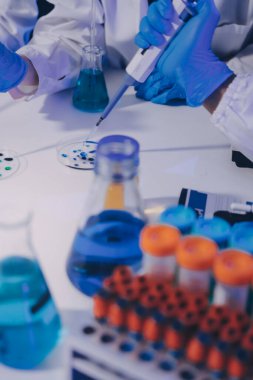 Laboratuvardaki kimyagerler kozmetik ürünler geliştiriyor, kalite ve etkinlik için formülleri test ediyor ve analiz ediyorlar..