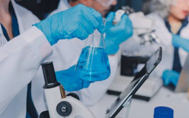 Laboratuvardaki kimyagerler kozmetik ürünler geliştiriyor, kalite ve etkinlik için formülleri test ediyor ve analiz ediyorlar..