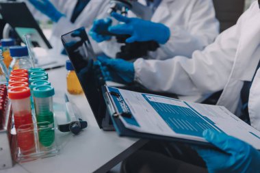 Laboratuvardaki kimyagerler kozmetik ürünler geliştiriyor, kalite ve etkinlik için formülleri test ediyor ve analiz ediyorlar..