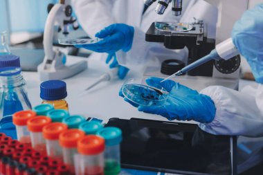 Laboratuvardaki kimyagerler kozmetik ürünler geliştiriyor, kalite ve etkinlik için formülleri test ediyor ve analiz ediyorlar..