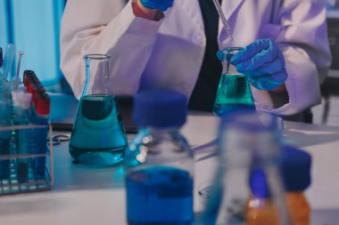 Laboratuvardaki kimyagerler kozmetik ürünler geliştiriyor, kalite ve etkinlik için formülleri test ediyor ve analiz ediyorlar..