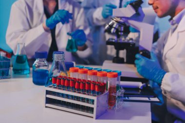 Laboratuvardaki kimyagerler kozmetik ürünler geliştiriyor, kalite ve etkinlik için formülleri test ediyor ve analiz ediyorlar..