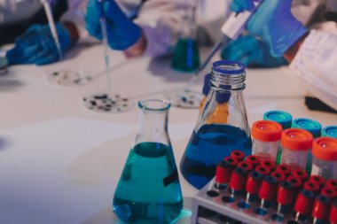 Laboratuvardaki kimyagerler kozmetik ürünler geliştiriyor, kalite ve etkinlik için formülleri test ediyor ve analiz ediyorlar..