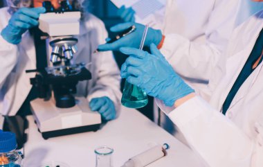 Laboratuvardaki kimyagerler kozmetik ürünler geliştiriyor, kalite ve etkinlik için formülleri test ediyor ve analiz ediyorlar..