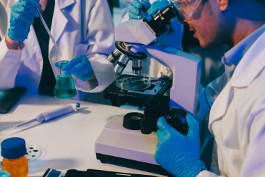 Laboratuvardaki kimyagerler kozmetik ürünler geliştiriyor, kalite ve etkinlik için formülleri test ediyor ve analiz ediyorlar..