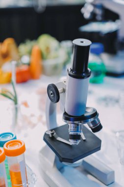 Laboratuvardaki Asyalı bilim adamları mikroskop ve laboratuvar ekipmanları kullanarak gıda araştırmaları yapıyor, gıda bilimi ve biyoteknoloji alanında yenilikler sergiliyorlar.