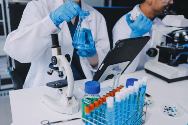 Laboratuvardaki kimyagerler kozmetik ürünler geliştiriyor, kalite ve etkinlik için formülleri test ediyor ve analiz ediyorlar..