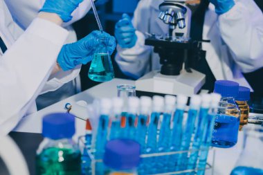 Laboratuvardaki kimyagerler kozmetik ürünler geliştiriyor, kalite ve etkinlik için formülleri test ediyor ve analiz ediyorlar..