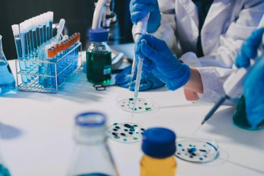 Laboratuvardaki kimyagerler kozmetik ürünler geliştiriyor, kalite ve etkinlik için formülleri test ediyor ve analiz ediyorlar..