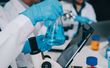 Laboratuvardaki kimyagerler kozmetik ürünler geliştiriyor, kalite ve etkinlik için formülleri test ediyor ve analiz ediyorlar..