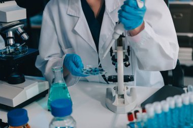 Laboratuvardaki kimyagerler kozmetik ürünler geliştiriyor, kalite ve etkinlik için formülleri test ediyor ve analiz ediyorlar..