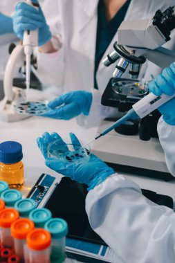 Laboratuvardaki kimyagerler kozmetik ürünler geliştiriyor, kalite ve etkinlik için formülleri test ediyor ve analiz ediyorlar..