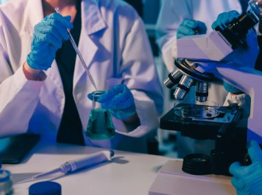 Laboratuvardaki kimyagerler kozmetik ürünler geliştiriyor, kalite ve etkinlik için formülleri test ediyor ve analiz ediyorlar..