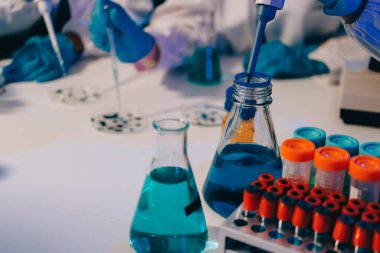 Laboratuvardaki kimyagerler kozmetik ürünler geliştiriyor, kalite ve etkinlik için formülleri test ediyor ve analiz ediyorlar..