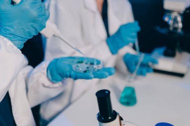 Laboratuvardaki kimyagerler kozmetik ürünler geliştiriyor, kalite ve etkinlik için formülleri test ediyor ve analiz ediyorlar..