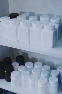 Eczane rafları, ilaç şişeleri, güneş ışığı, sağlık hizmetleri.