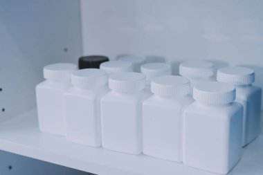 Eczane rafları, ilaç şişeleri, güneş ışığı, sağlık hizmetleri.