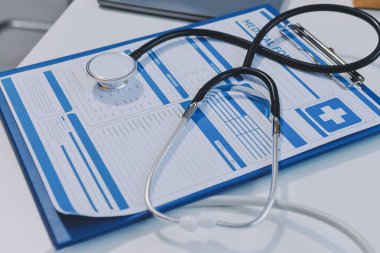 Eczane rafları, ilaç şişeleri, güneş ışığı, sağlık hizmetleri.