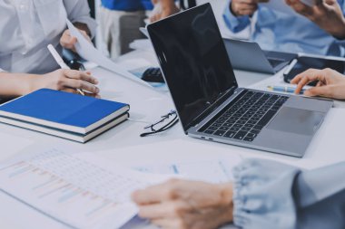 Çeşitli uluslararası yönetici iş ortakları grubu toplantı masasında raporu tartışıyor. Çok ırklı takım müzakere projesi. Ofiste evrak analizi yaparak iş stratejisi geliştirme..