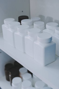 Eczane rafları, ilaç şişeleri, güneş ışığı, sağlık hizmetleri.