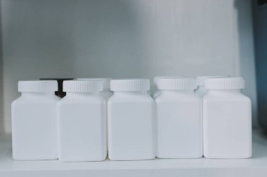 Eczane rafları, ilaç şişeleri, güneş ışığı, sağlık hizmetleri.