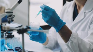 Laboratuvarda çalışan bilim adamı.