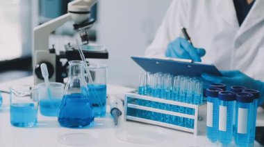 Test tüplü laboratuar asistanı