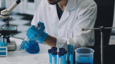 Laboratuvarda çalışan bir bilim adamı..