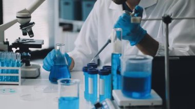 Laboratuvar üzerinde çalışan bilim adamı