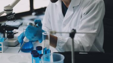 Laboratuvarda bilim adamı