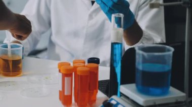 Laboratuvarda çalışan bilim adamı.