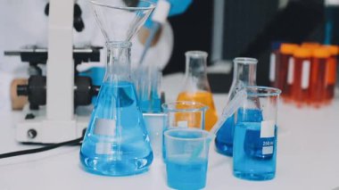 Laboratuvardaki kimyasal deney.