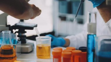 Laboratuvardaki bilim adamı..