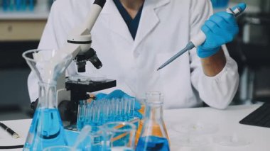 Mikroskopla çalışan bilimadamlarına yakın çekim